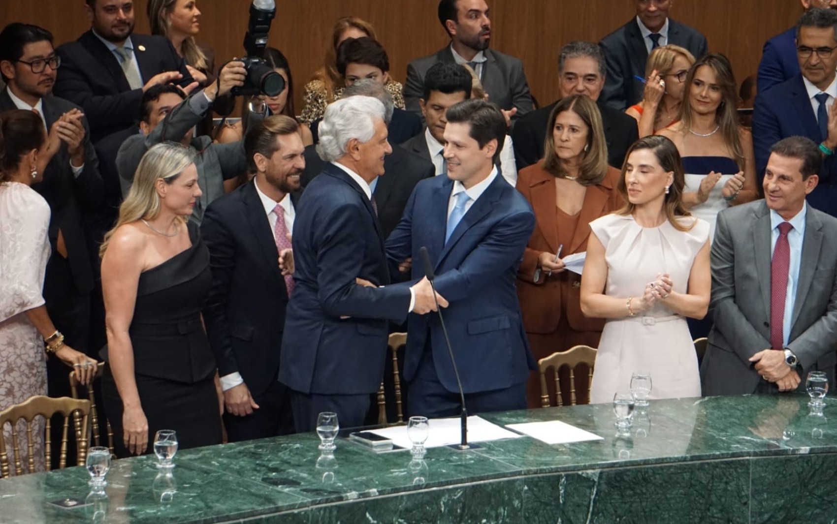 Goiás em Transição: Saída de Caiado e Ascensão de Vilela Redefinem Cenário Político Regional