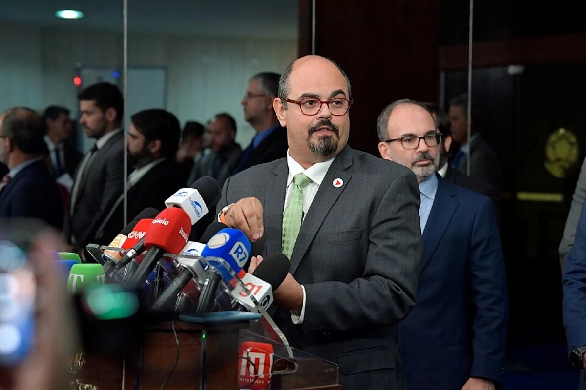 Mateus Simões Assume Governo de Minas: Estratégia, Legado e o Impacto Futuro