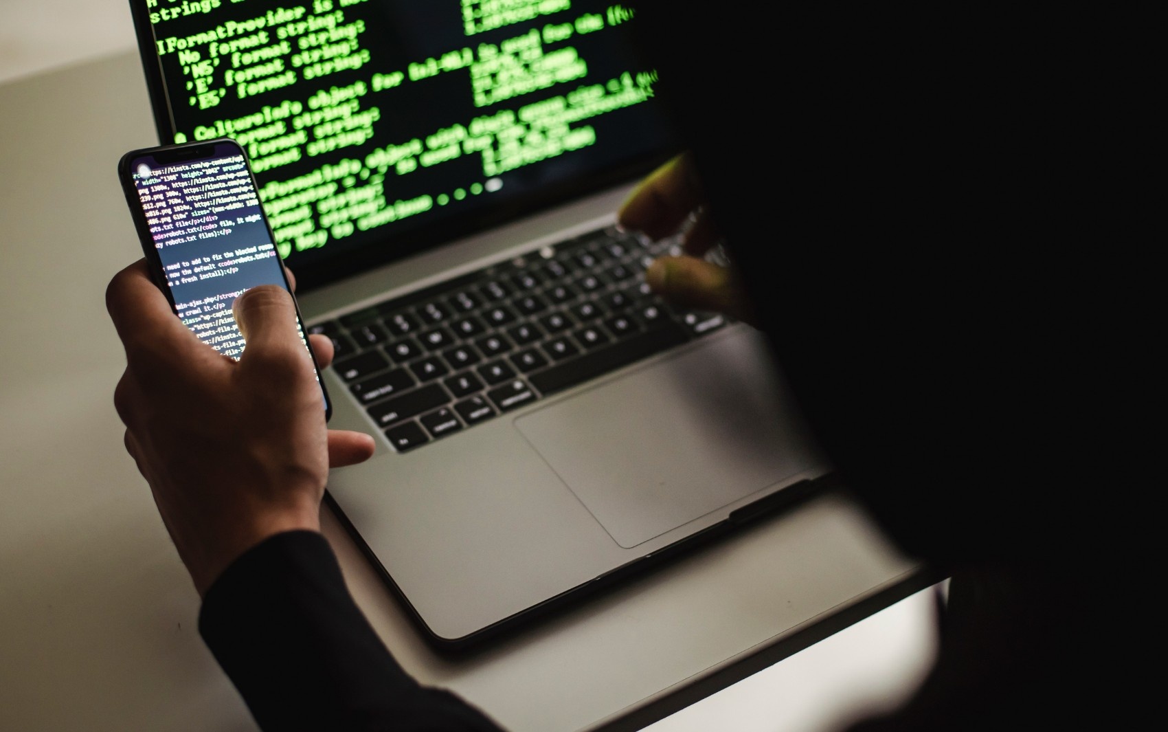 O Déficit Estrutural da Tecnologia Brasileira: Salários Elevados e o Freio na Transformação Digital