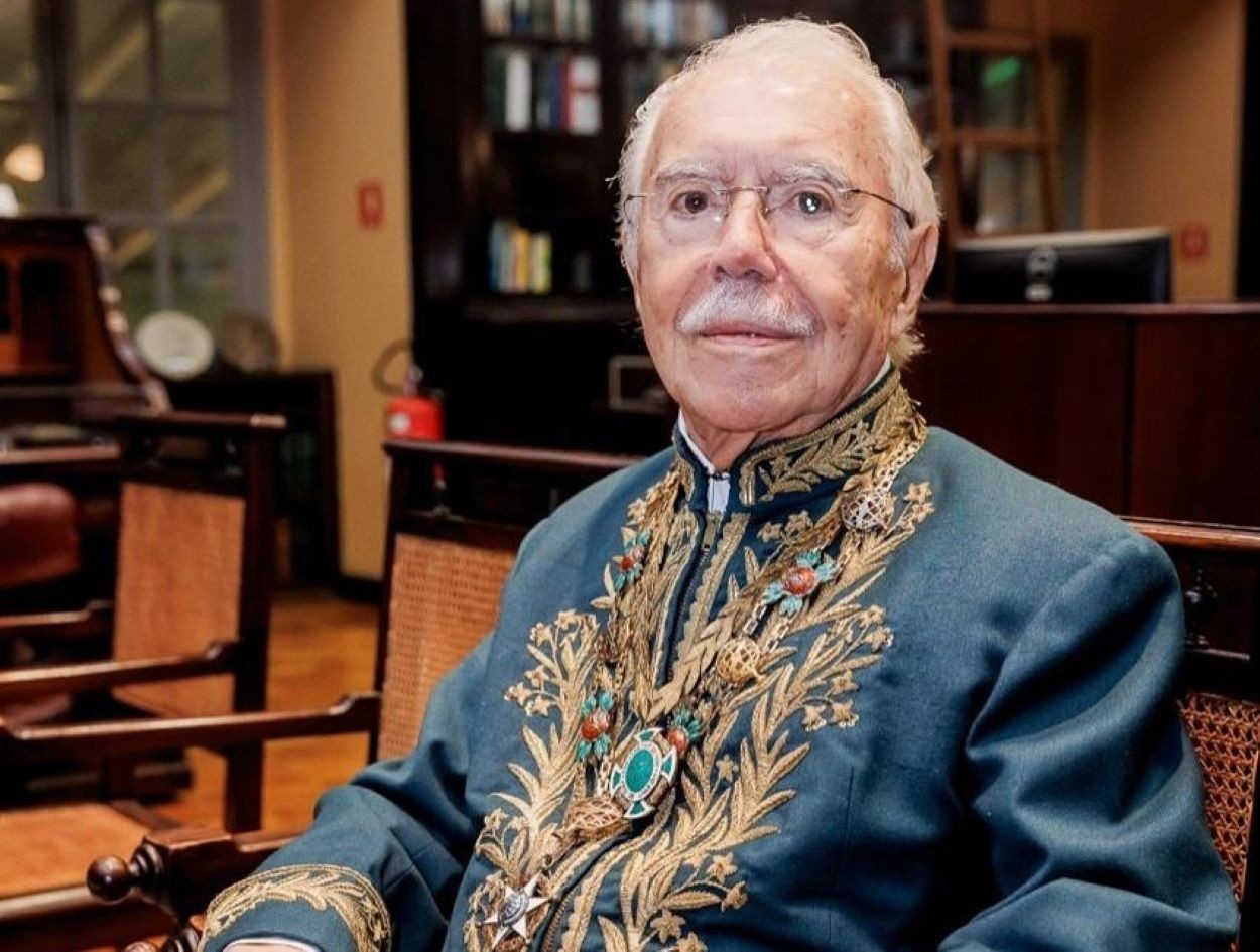 Sarney continua internado em São paulo