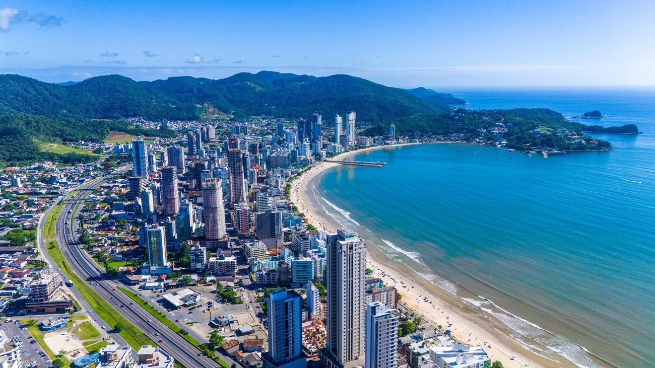 Reconfiguração do Mercado Imobiliário Catarinense: Análise da Perda de Liderança e a Persistência da Valorização Regional