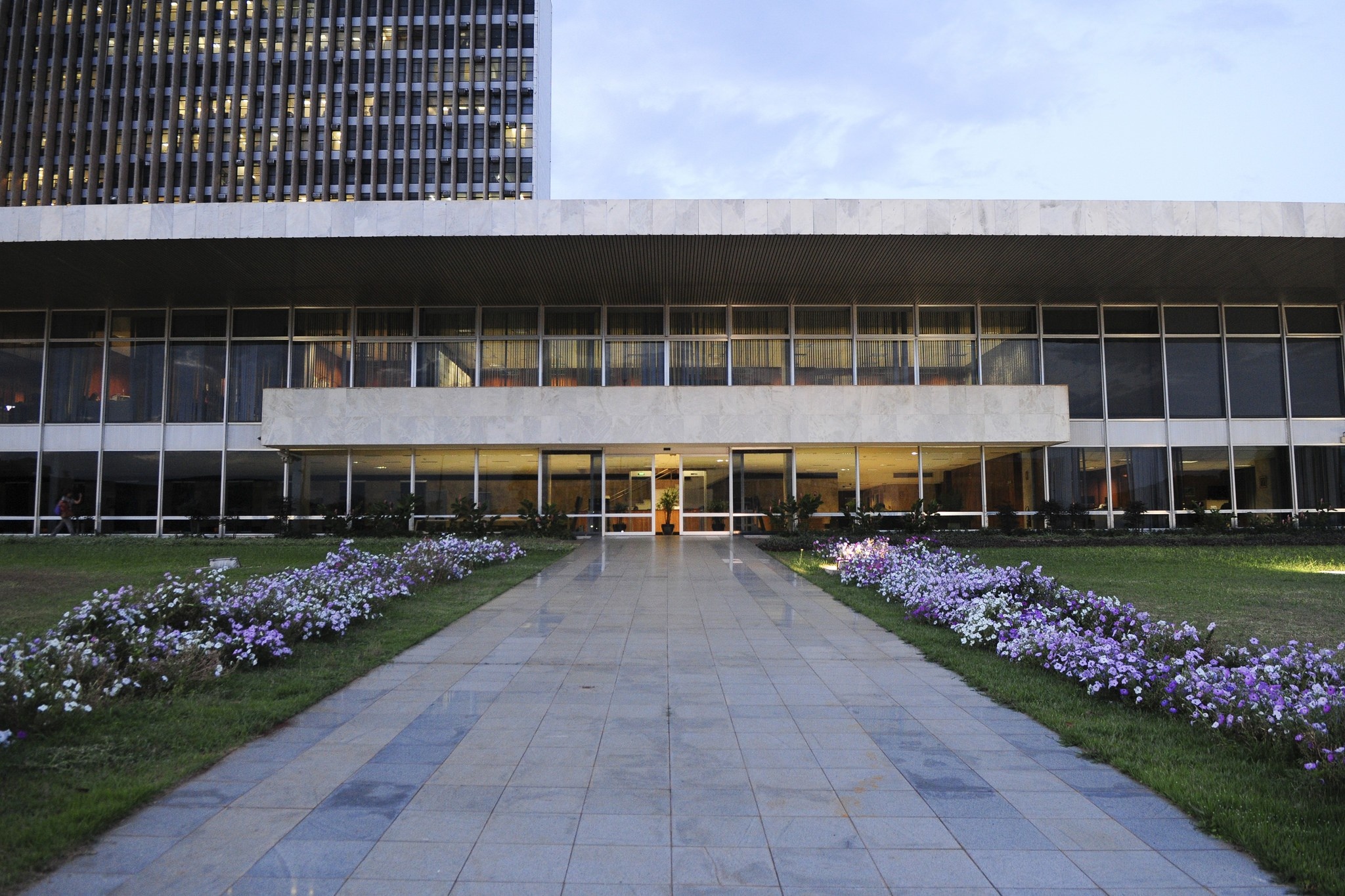 Remanejamento Político no DF: Os Bastidores da Desincompatibilização e seu Impacto na Gestão Pública