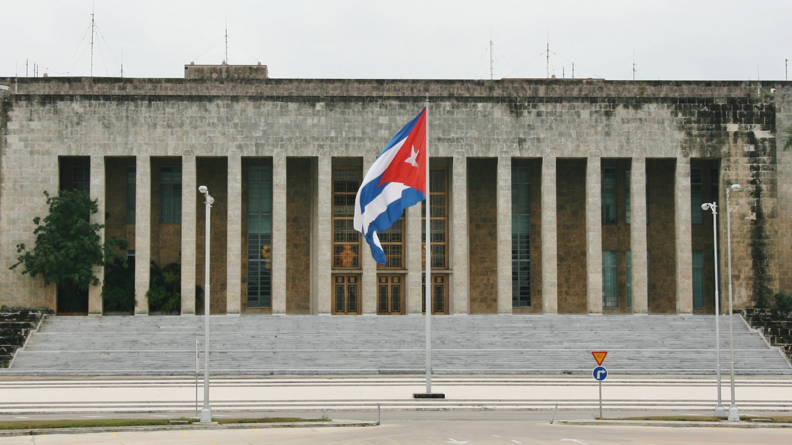 Crise Energética em Cuba Sinaliza Riscos Geopolíticos e Impacto em Mercados Globais