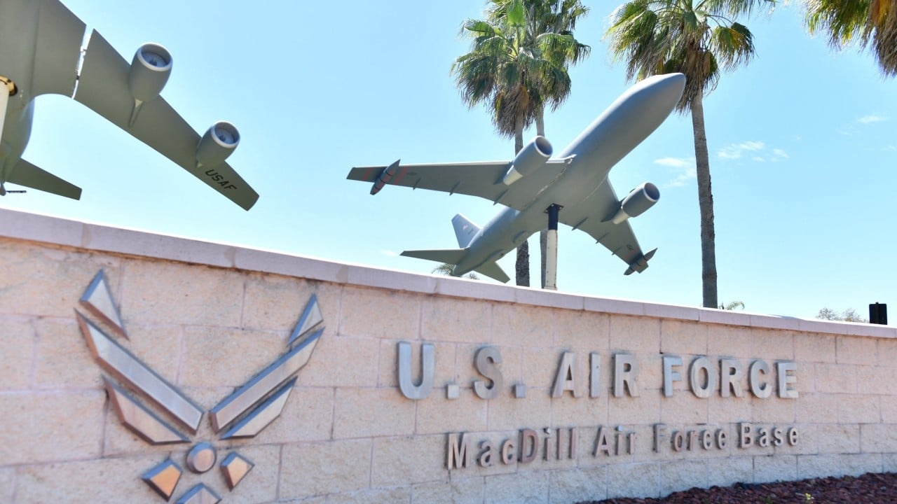 A Tensão da Segurança Nacional: Acusações de Bomba em Base Aérea dos EUA e as Ramificações Familiares