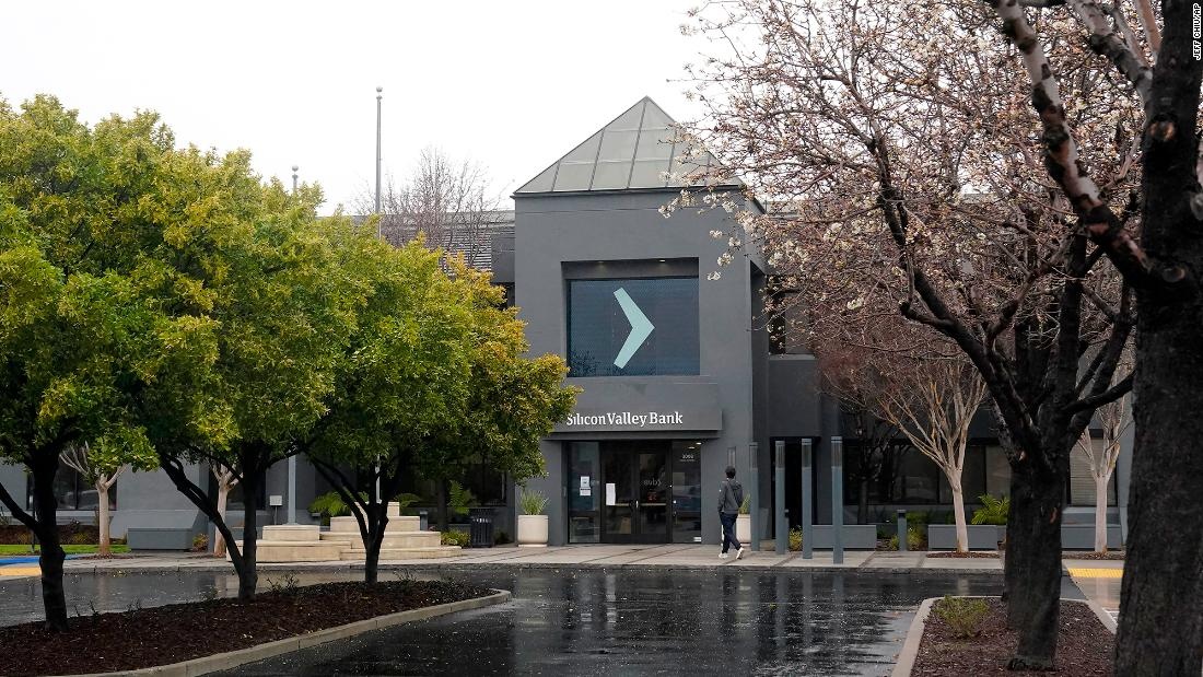 Colapso do SVB: Como a Crise Bancária Expõe e Aprofunda Disparidades para Empreendedores de Cor