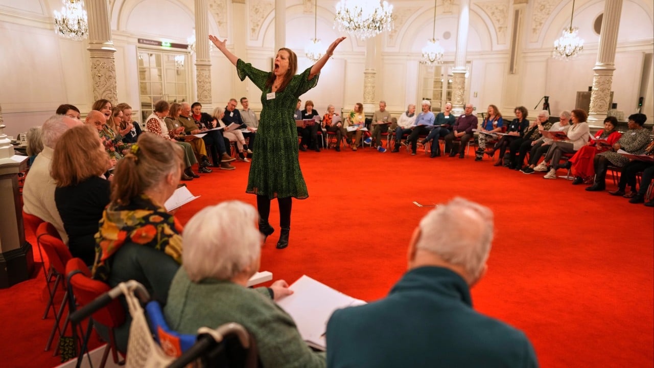 A Sinfonia da Memória: Como Círculos de Canto Estão Transformando o Cuidado da Demência