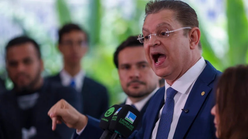Análise da Virada: O Que a Ascensão de Flávio Bolsonaro nas Pesquisas Quaest Revela sobre a Dinâmica Eleitoral Brasileira