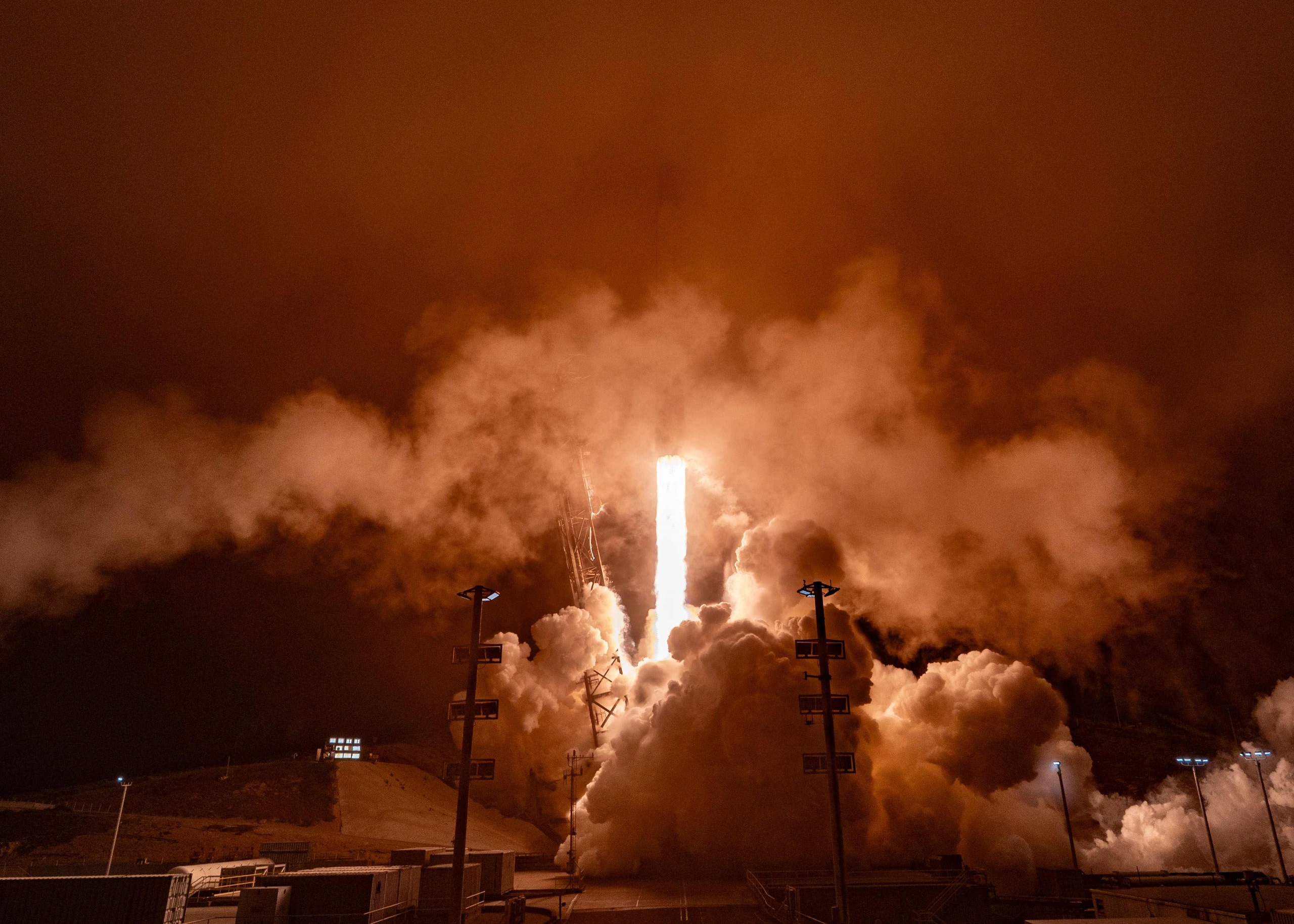 SpaceX Atinje Marca Histórica de 100 Lançamentos Anuais: O Que Isso Revela Sobre o Futuro da Conectividade e Economia Espacial?
