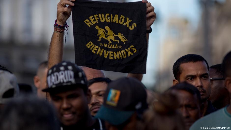 Espanha Desafia Corrente Europeia com Anistia Massiva a Migrantes Indocumentados