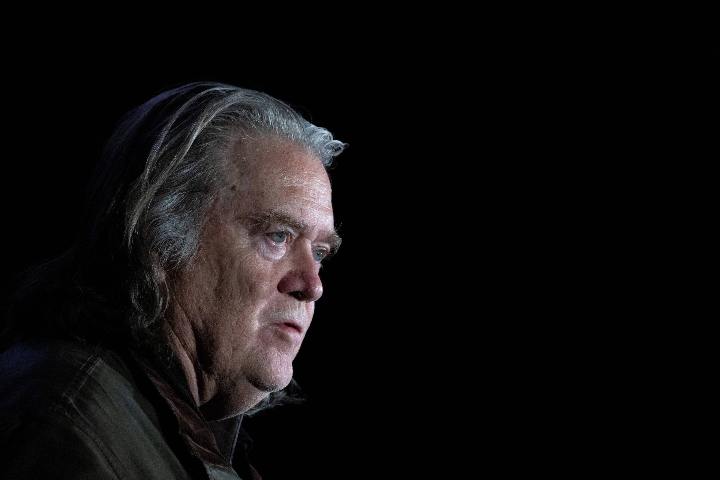 Steve Bannon insiste em vitória de Flávio e diz que Trump deve isolar 'regime marxista' de Lula