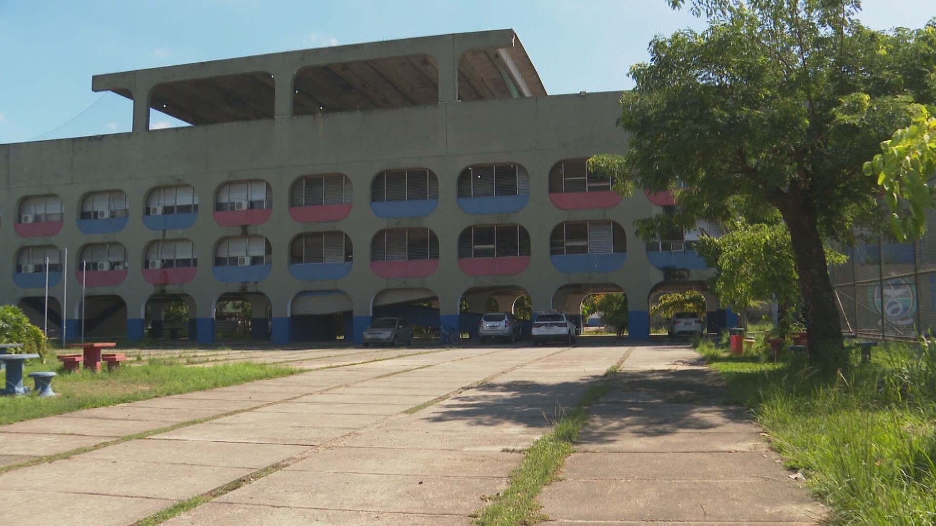 TCE-RJ Suspende Pagamentos Milionários em Obras Escolares: A Crise da Governança na Educação Fluminense
