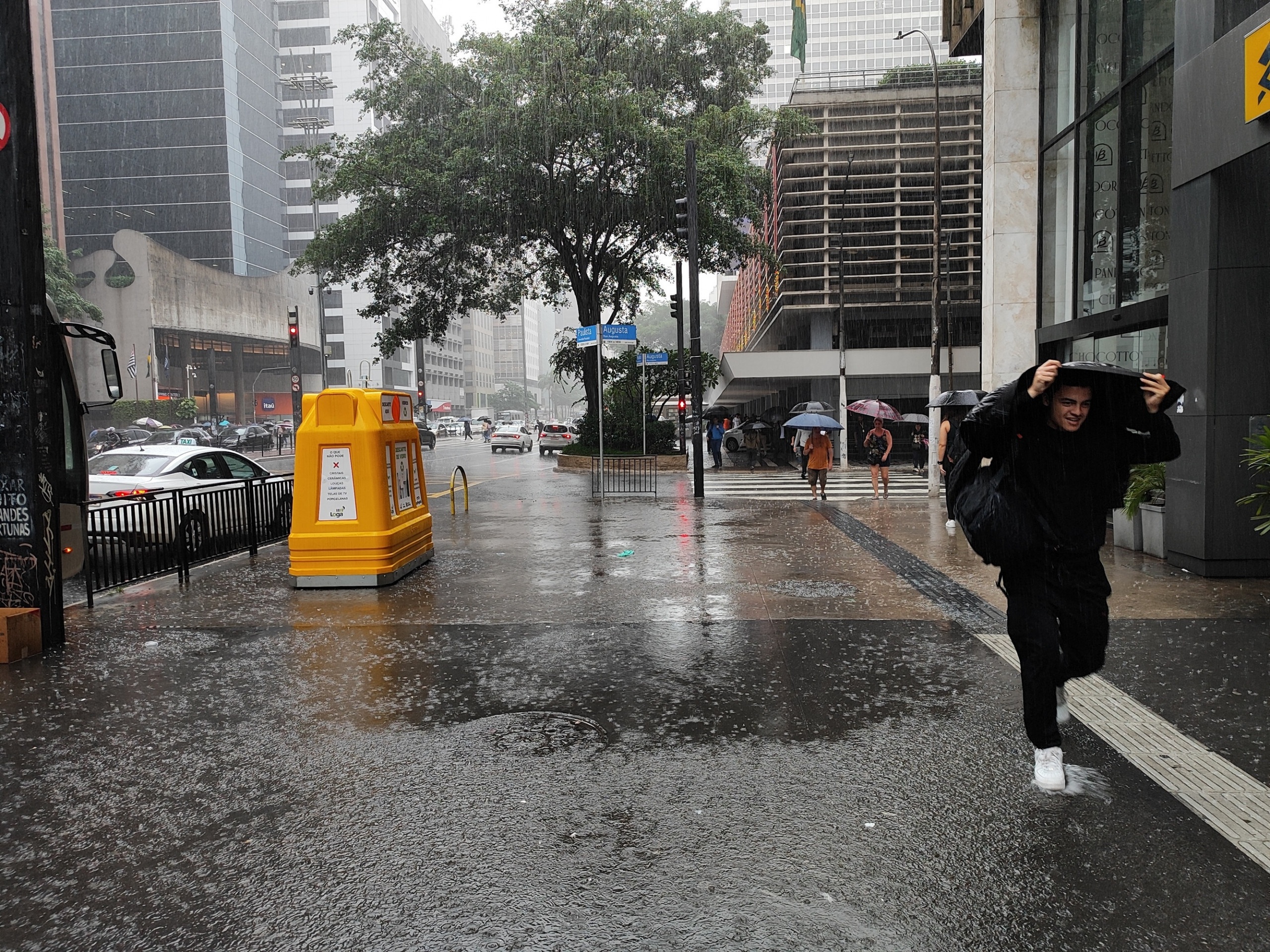 A Resiliência Digital à Prova: Como o Clima Extremo Desafia a Infraestrutura Tecnológica Brasileira