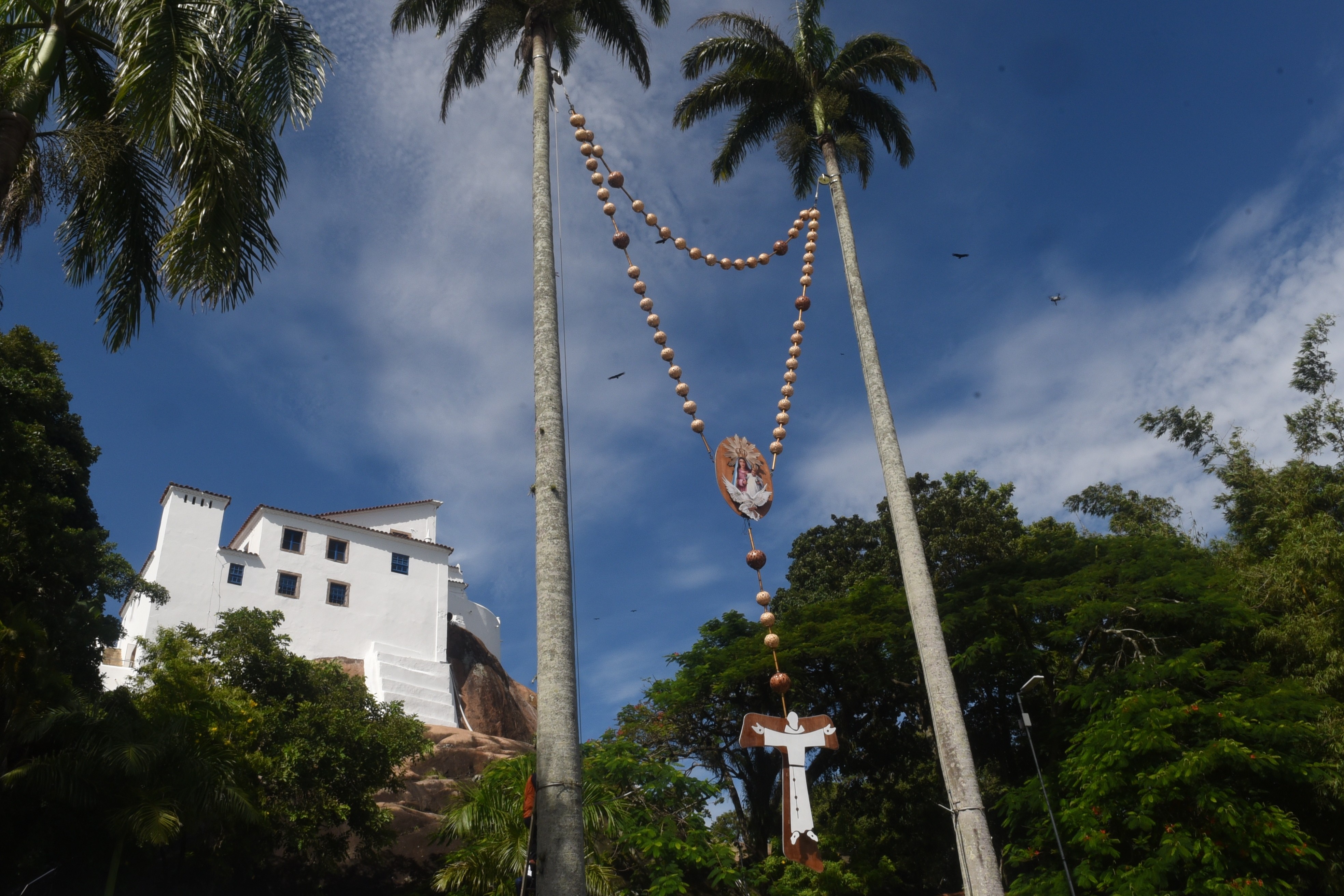 O Gigante da Fé e Suas Raízes na Economia Capixaba: Decifrando a Festa da Penha