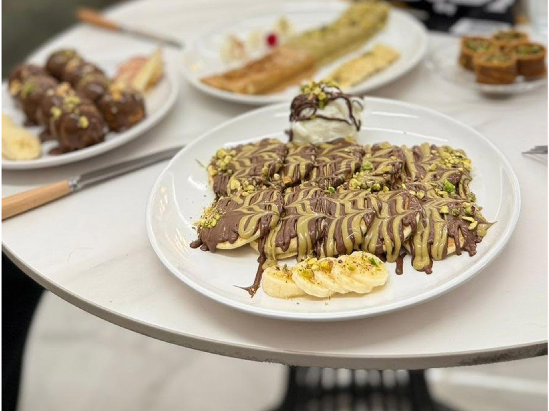 Os Cafés de Luxo em Gaza: Símbolo da Profunda Fratura Social Pós-Conflito