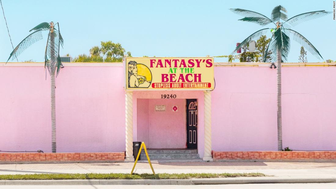 As Fachadas dos Strip Clubs Americanos: Um Espelho Inesperado da Cultura e do Sonho Americano