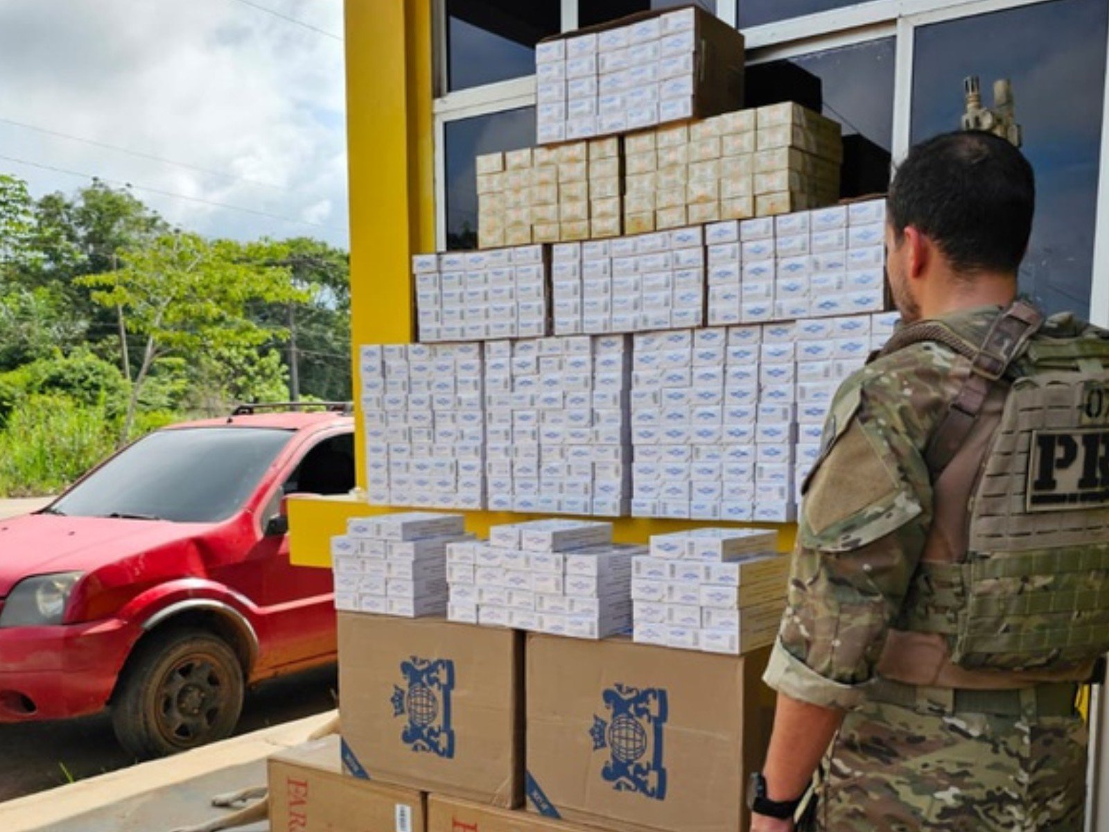 PRF apreende 12 mil maços de cigarros contrabandeados em três ações na BR-364 no Acre