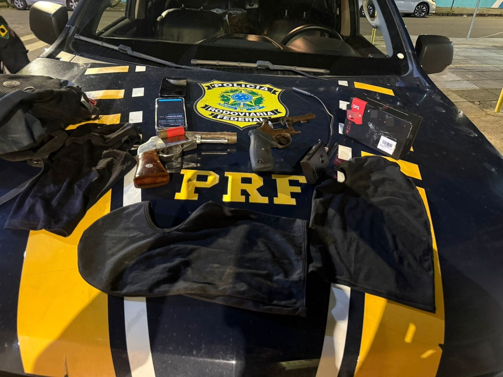 Três homens são presos após perseguição policial no Recife; quarto criminoso foge a pé