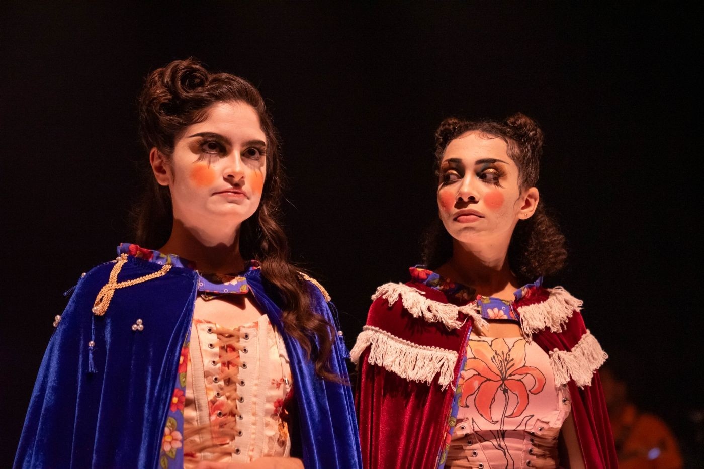 Fringe do Festival de Curitiba Transcende Fronteiras com Projeção de Vozes Regionais Inovadoras