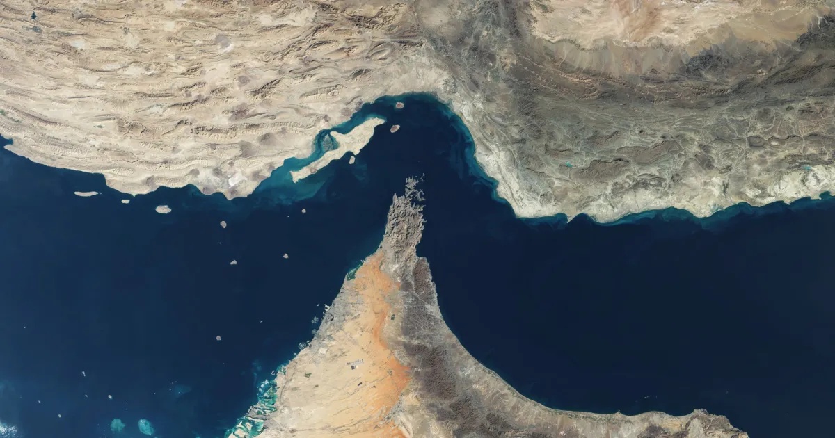 Estreito de Ormuz: Ataques Intensificam Pressão em Rota Vital e Economia Global