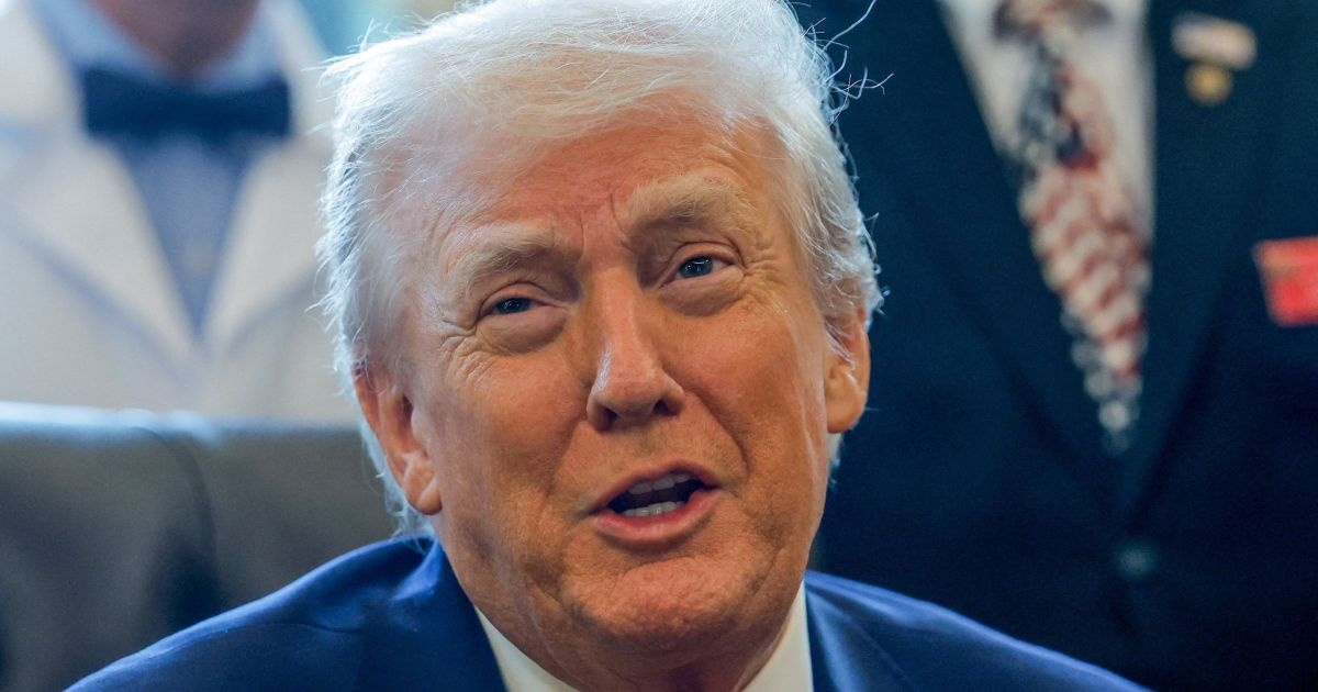 EUA Flexibilizam Sanções de Petróleo: Uma Análise da Estratégia de Trump e Seus Efeitos Globais