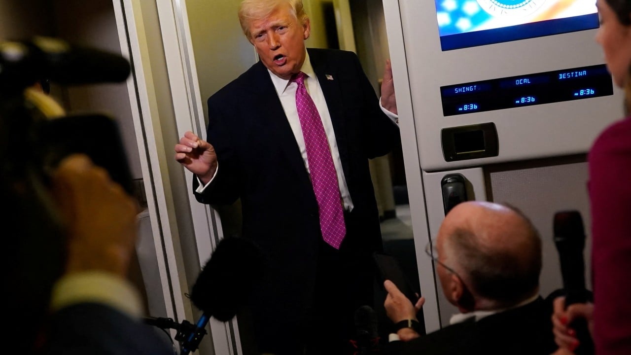 Análise: A Conturbada Afirmação de Trump sobre 'Mudança de Regime' no Irã e Suas Repercussões Globais