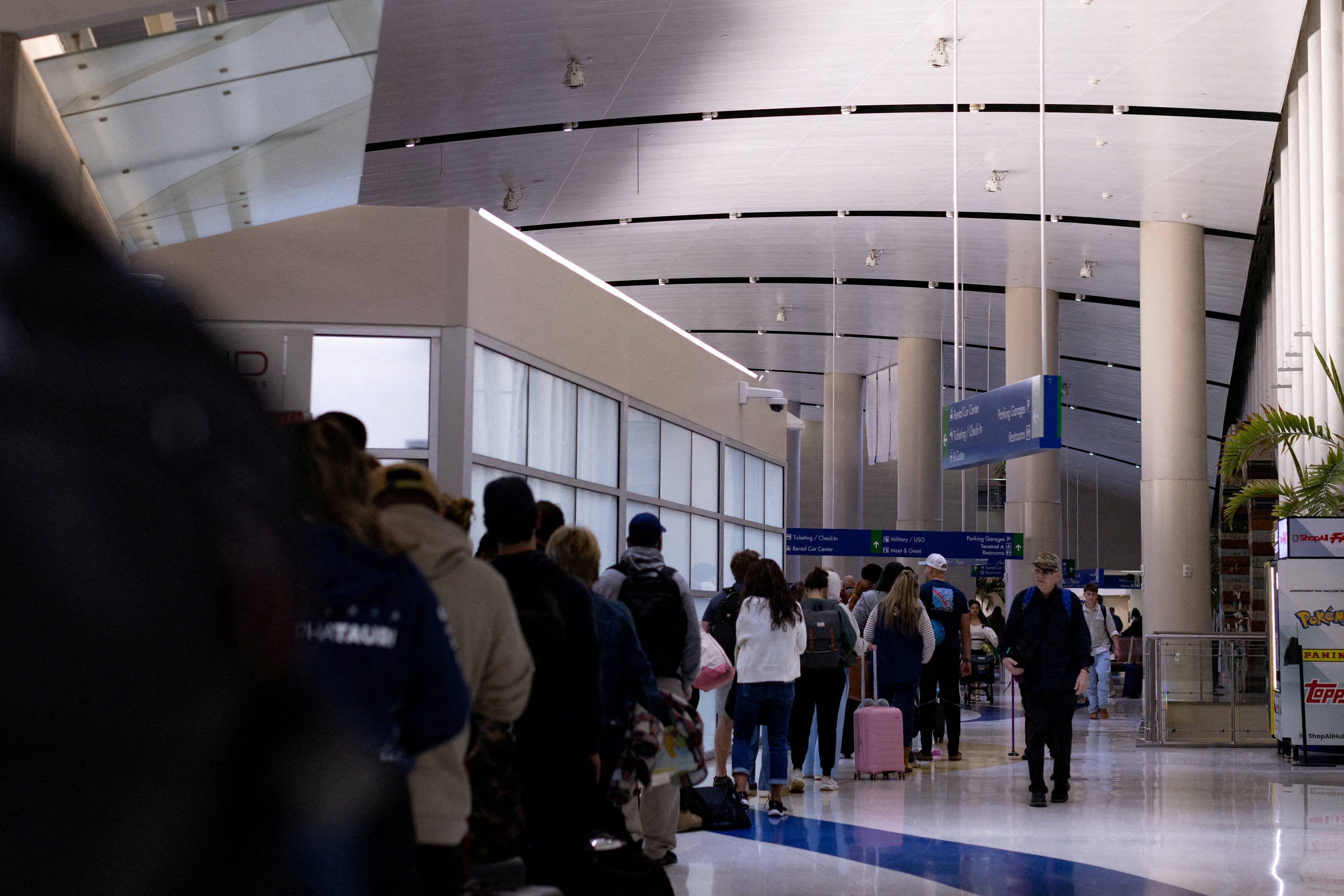 Paralisia Política nos EUA Leva Agentes de Imigração a Aeroportos e Desafia Segurança Global