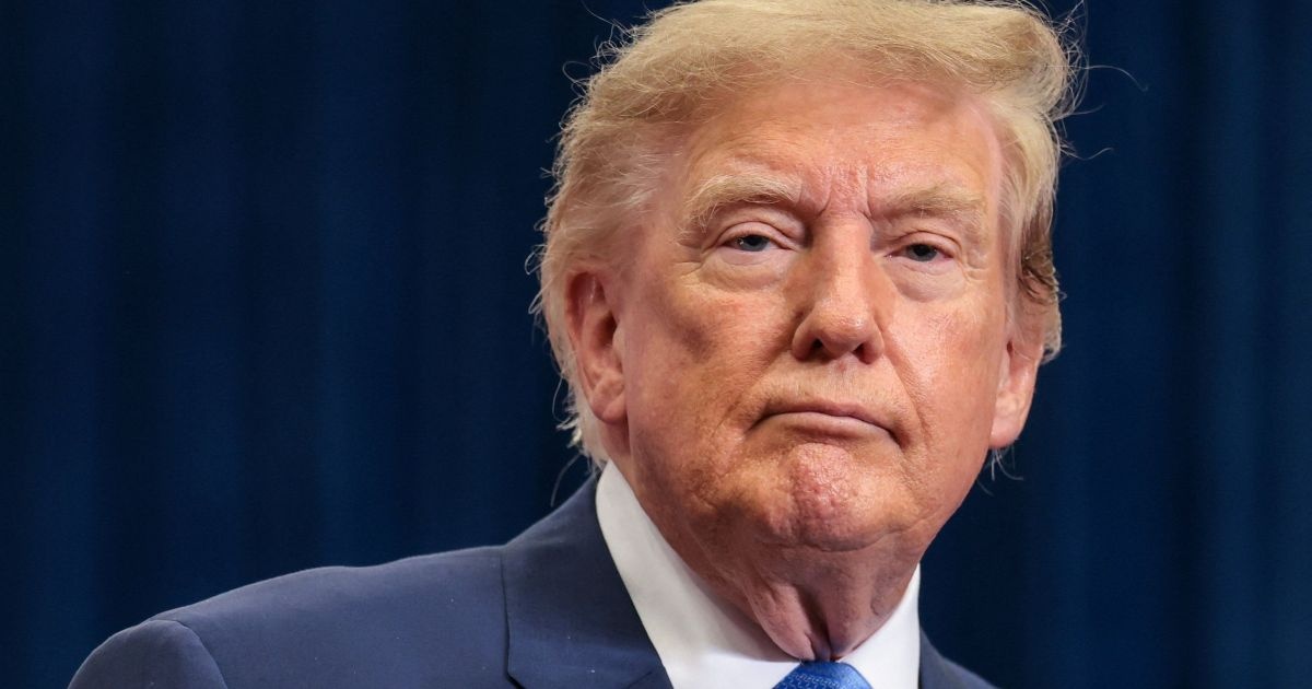 Escalada no Oriente Médio: Trump Justifica Ataques e Alerta Irã, Pressionando a Economia Global