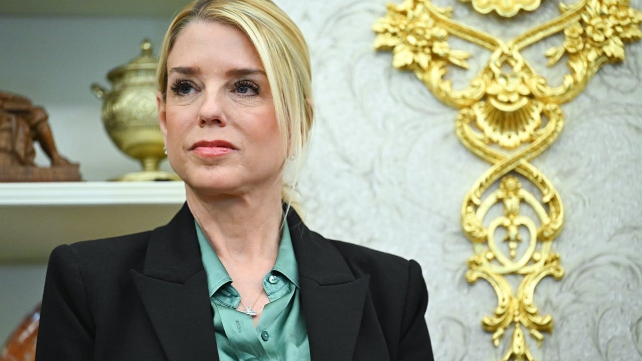 A Saída de Pam Bondi da Procuradoria-Geral dos EUA e o Dilema da Independência Judicial