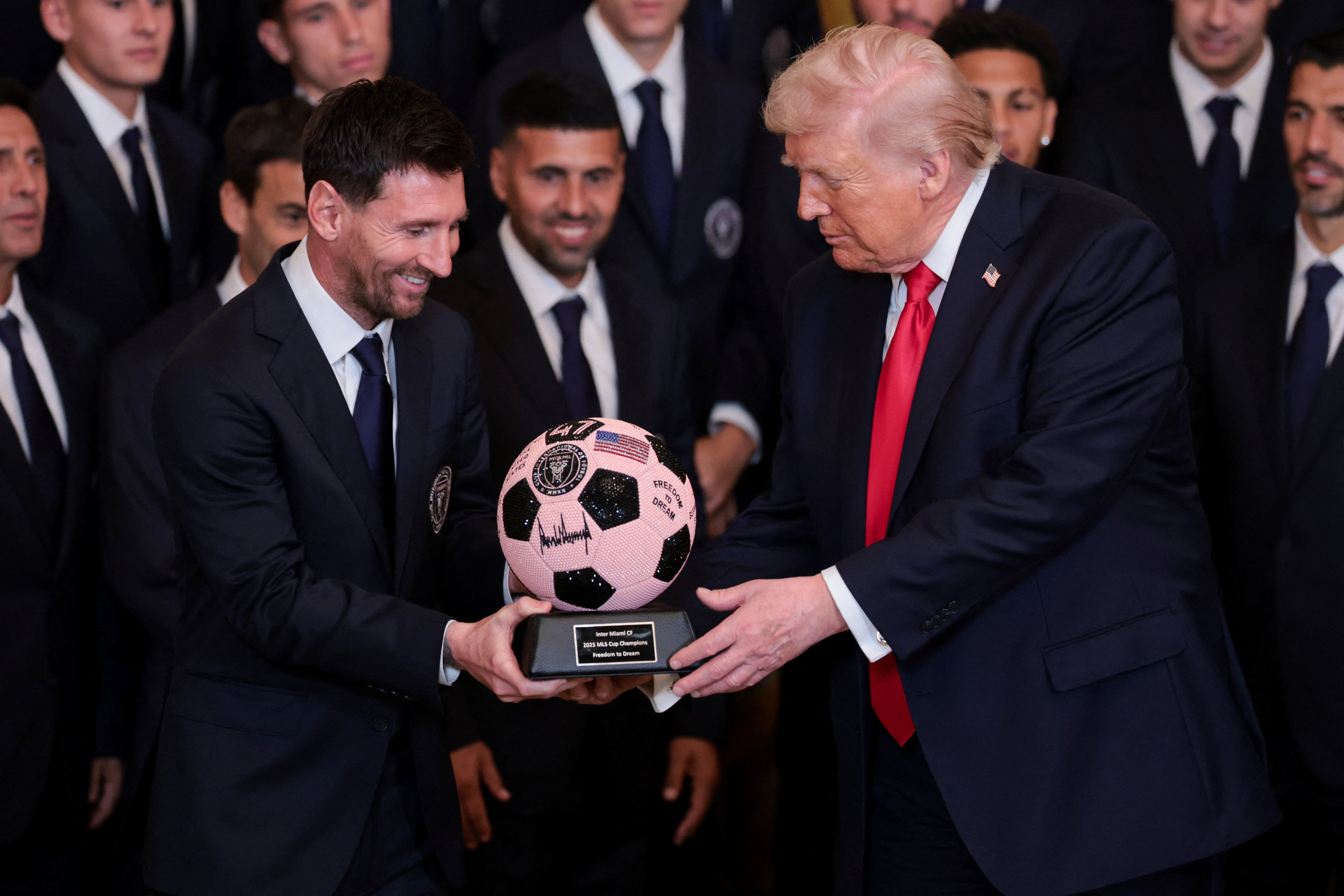 Trump recebe Messi na Casa Branca e questiona: 'Quem é melhor, Pelé ou Messi?'