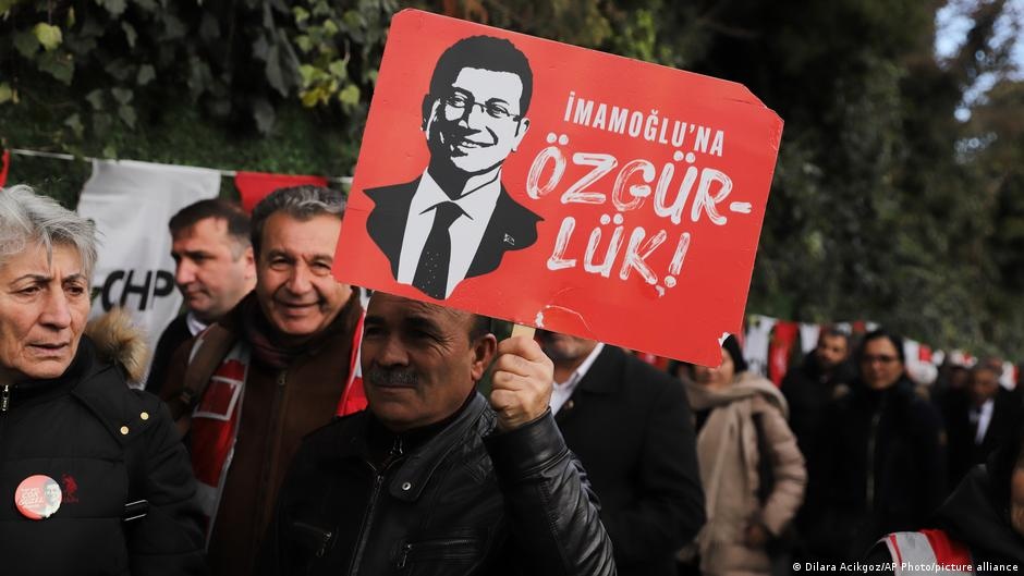 O Embate Judicial de Imamoglu: Mais Que um Julgamento, o Futuro Político da Turquia em Jogo