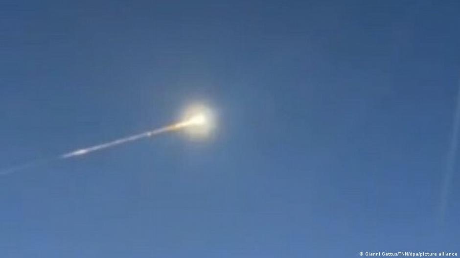 A Ciência por Trás dos OVNIs: Desvendando o Fenômeno com Lupa Cética