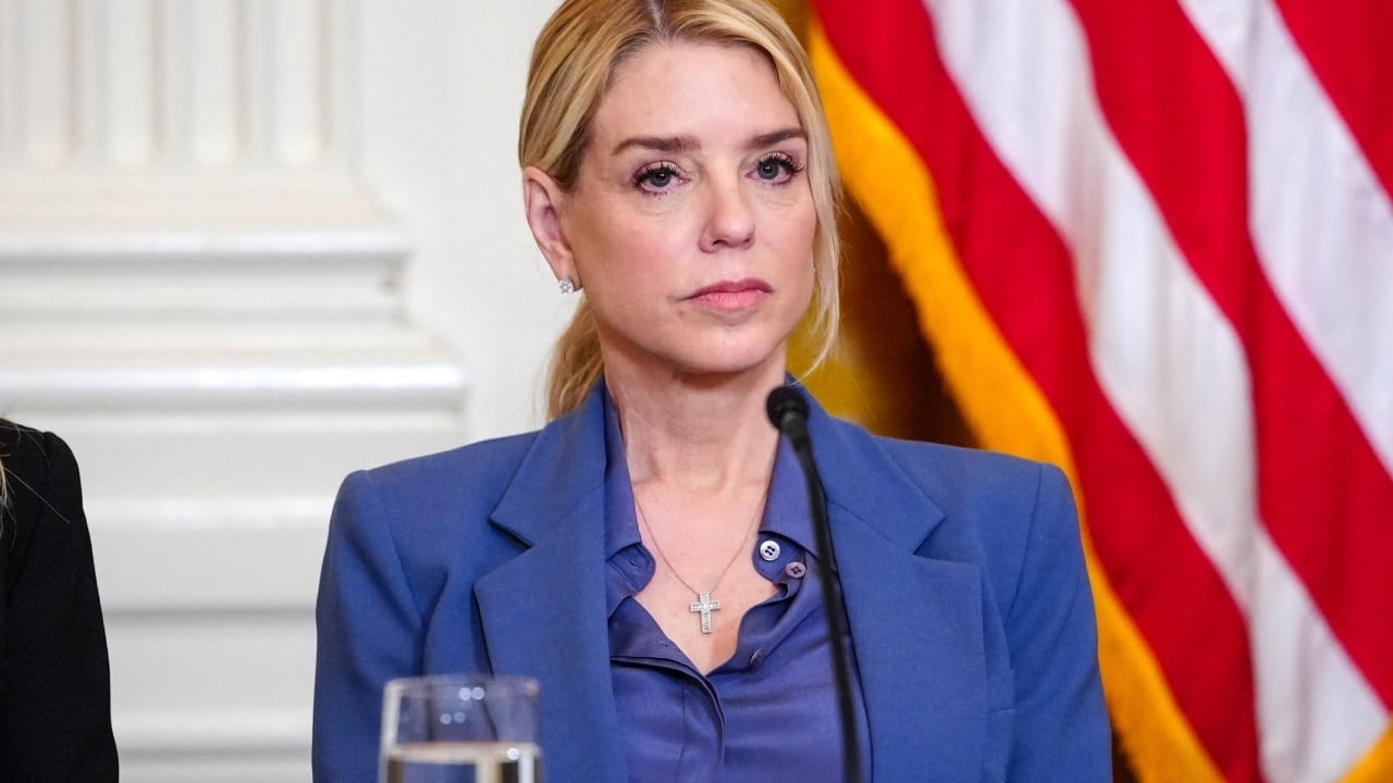 Subpoena a Pam Bondi Aprofunda Crise de Transparência no Caso Epstein