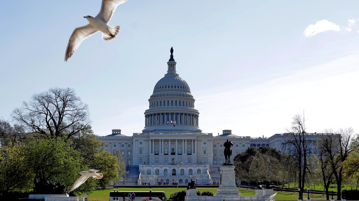 Impasse Migratório nos EUA: Câmara Vota por Proteção a Haitianos e Desafia Linha Dura do Governo