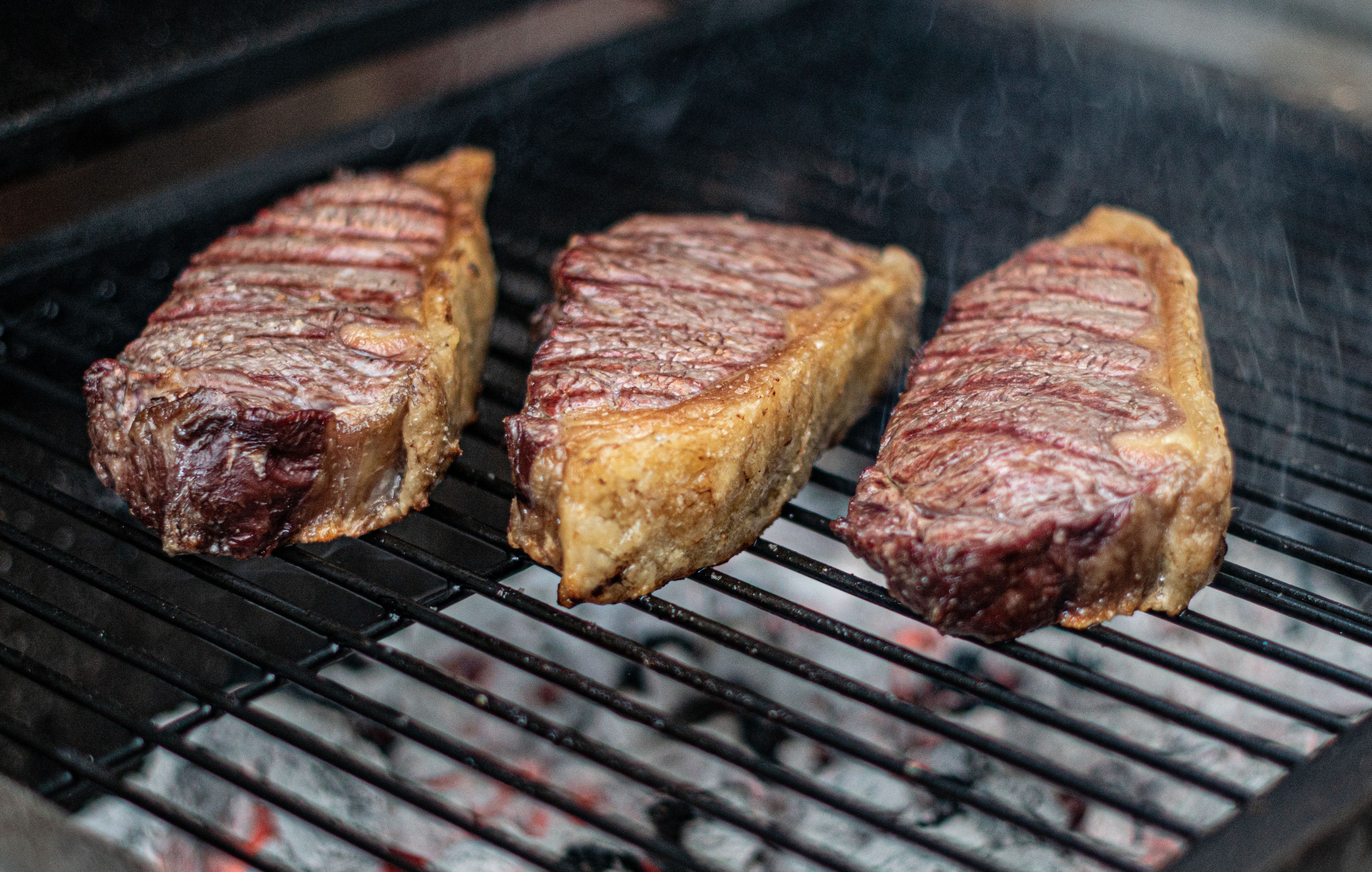 Carne Bovina em Alta: Como o Comércio Exterior e o Clima Reformatam seu Orçamento Familiar