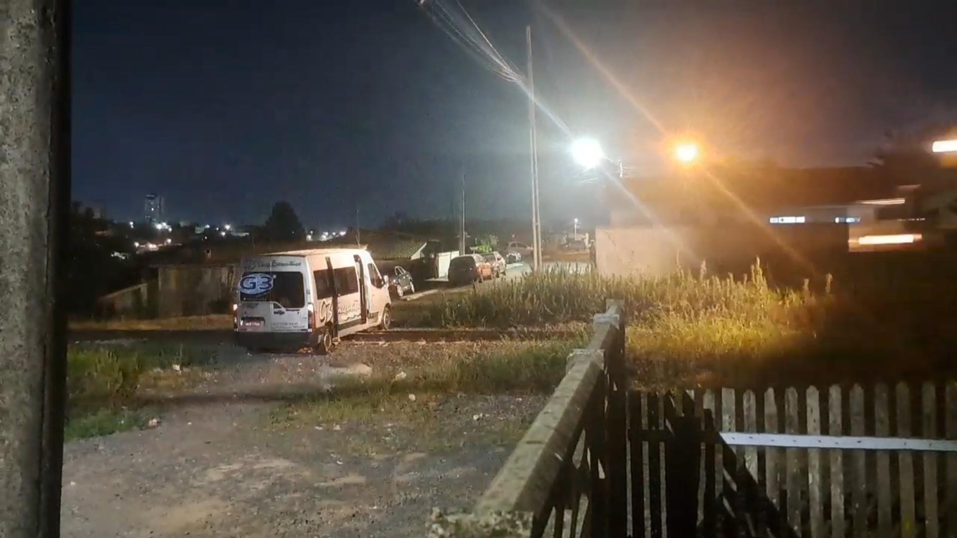 Ponta Grossa: Acidente com Van em Trilhos Improvissados Alerta para Crise Silenciosa de Infraestrutura