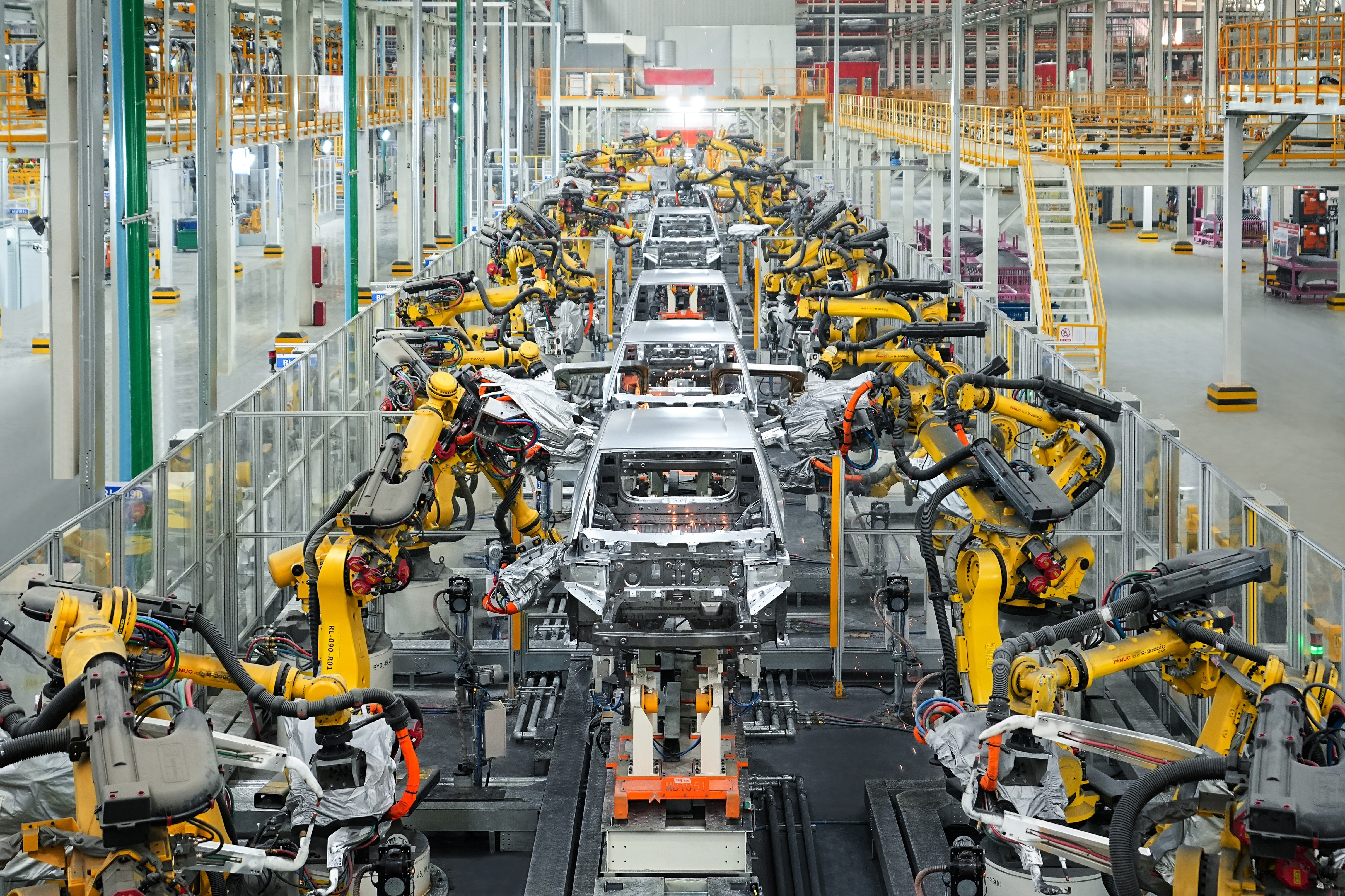 A Reconfiguração Geoeconômica da Indústria Automotiva: Por Que a Queda de Vendas na China Afeta Seu Bolso