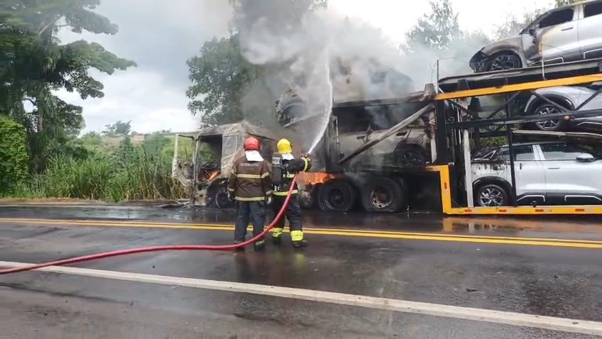 Incidente com Cegonha de Carros Elétricos na BR-101 Revela Vulnerabilidades Críticas para a Região