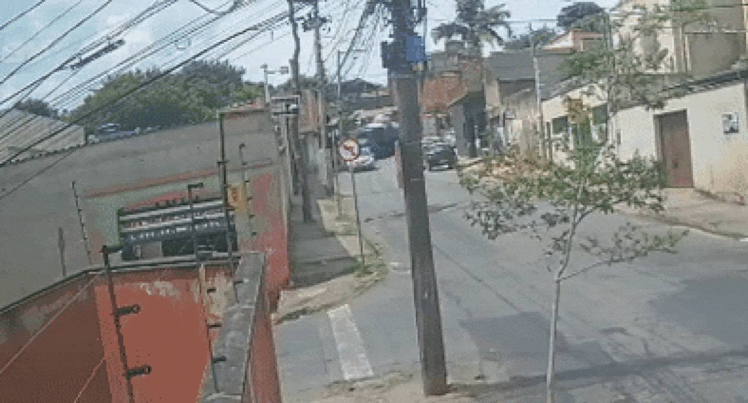 Caminhão derruba poste e interage com Viatura em Belo Horizonte