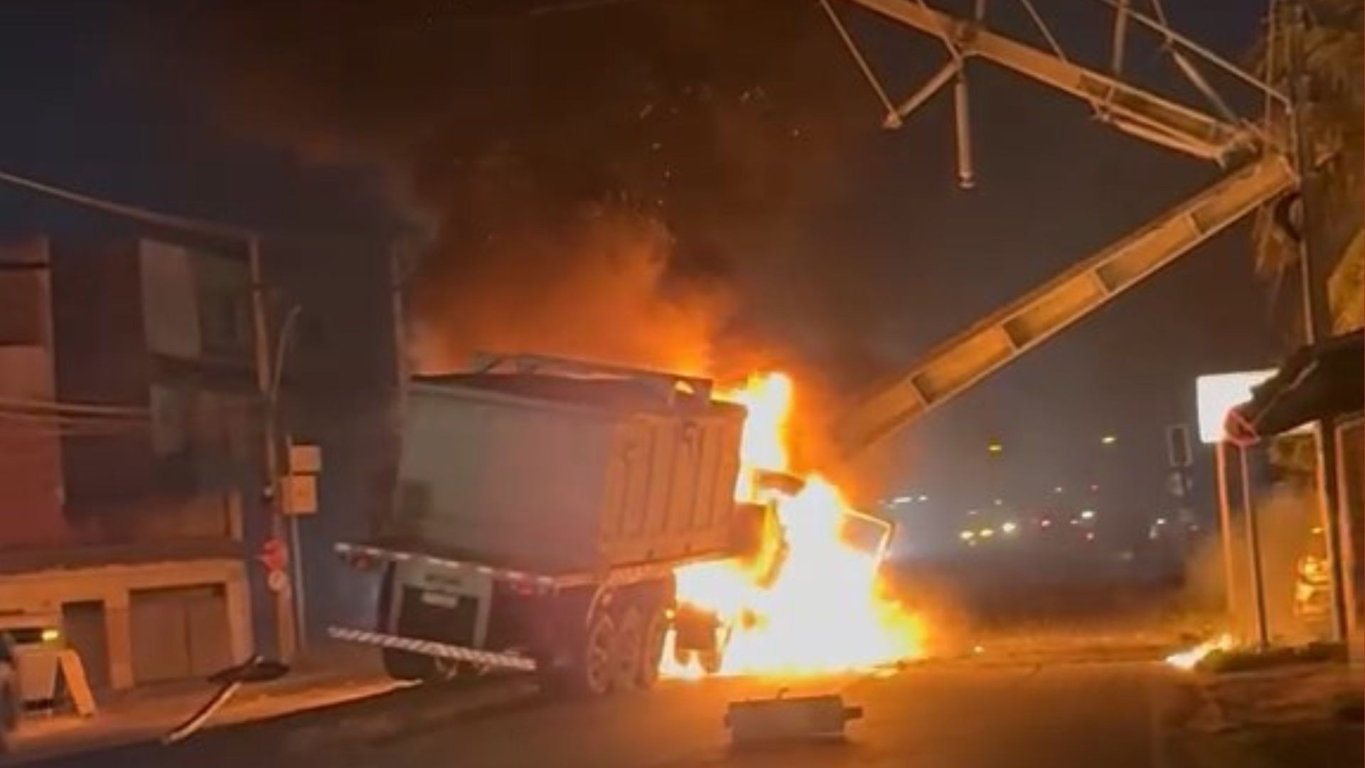 Incidente em Vila Velha: Colisão de Carreta Expõe Fragilidades da Infraestrutura e Desafios Urbanos