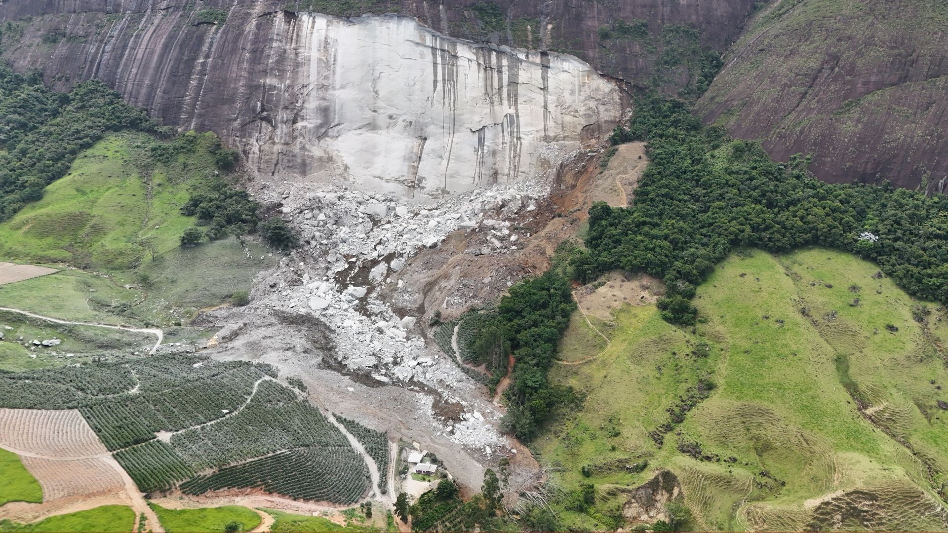 Geologia Instável: Soterramento em Afonso Cláudio Revela Vulnerabilidades Estruturais no Espírito Santo