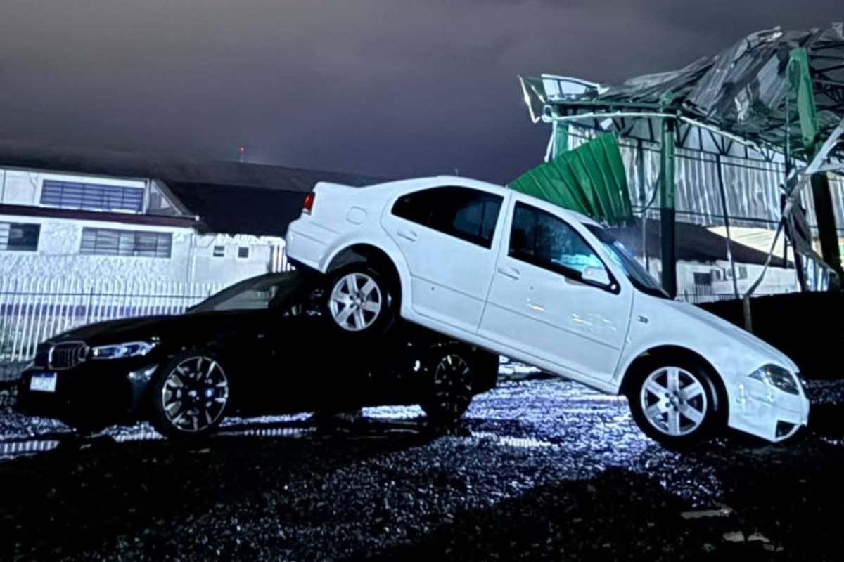 Vento Furioso Destelha Catedral e Levanta Carros em Paráns