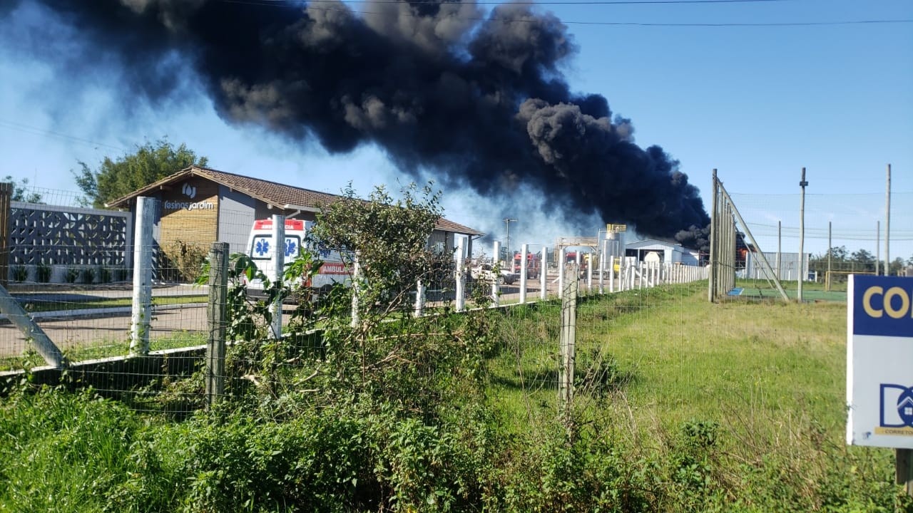 Incêndio em Fábrica de Resinas no Litoral Norte: A Complexa Teia de Impactos para o RS