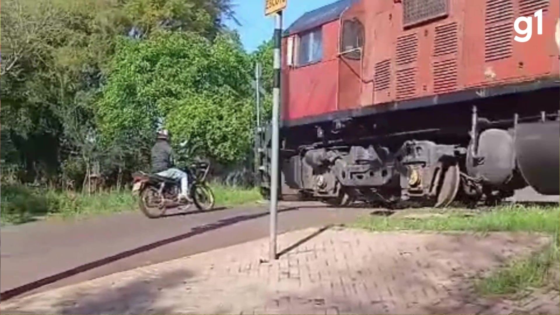 Ijuí: Colisão de Moto com Trem Reacende Debate sobre Segurança Ferroviária e Habilitação