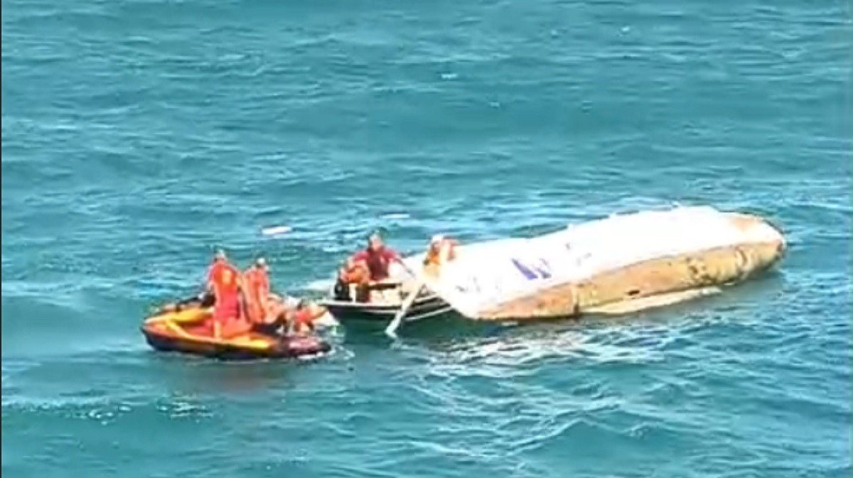 Dois pescadores resgatados após naufrágio de barco em Maceió