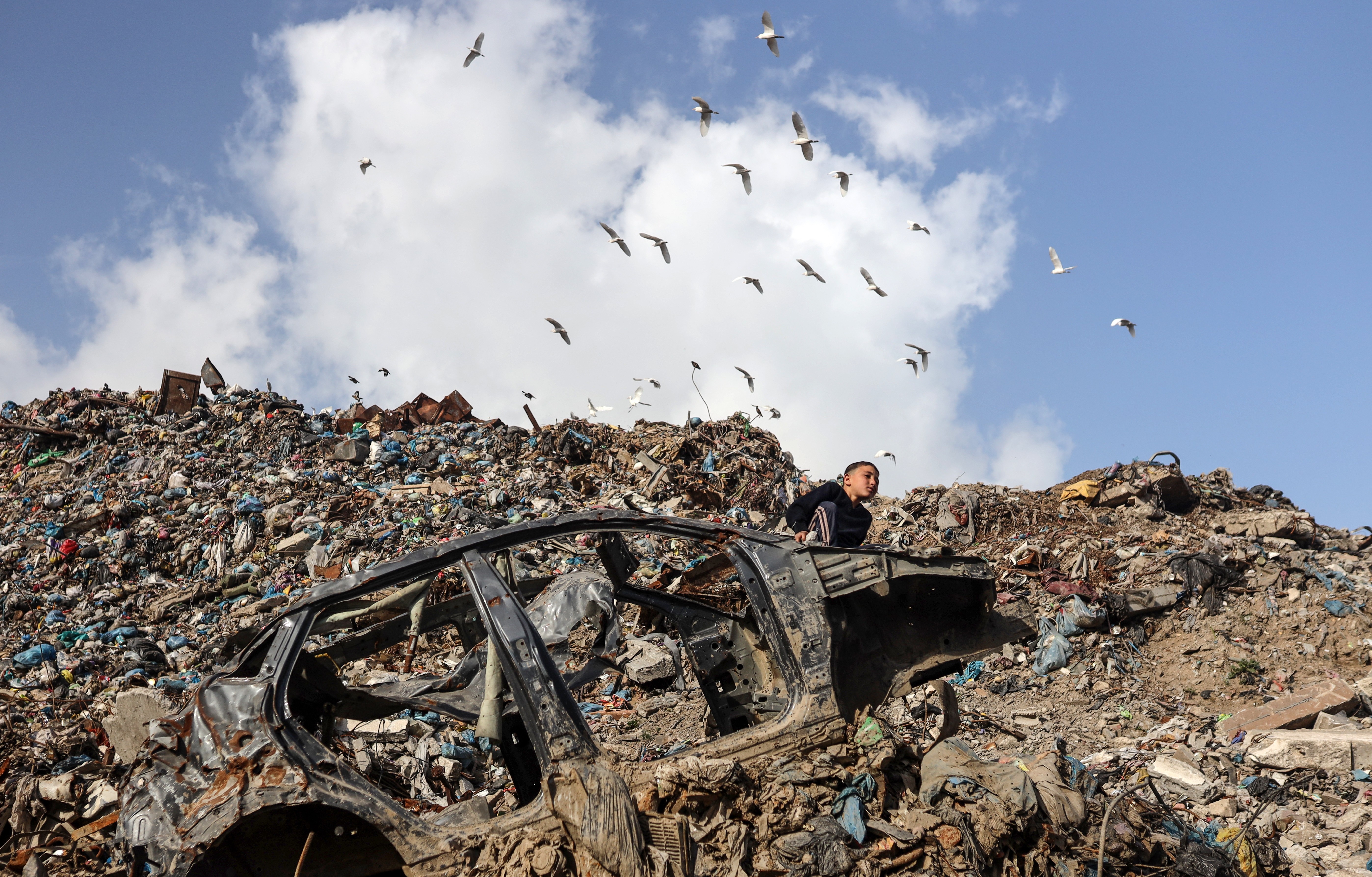 Gaza: Montanhas de Lixo Expõem a Profundidade da Crise Humanitária e Ambiental
