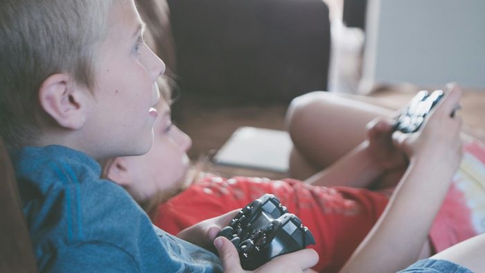 Videogames na Infância: Além dos Mitos, a Ciência Revela o Verdadeiro Impacto no Desenvolvimento Cognitivo e Social