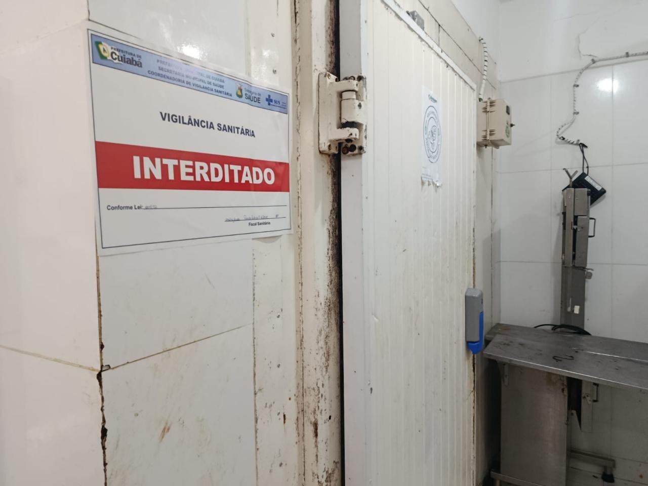 Interdição em Açougue de Cuiabá Expõe Falhas Críticas na Segurança Alimentar Regional