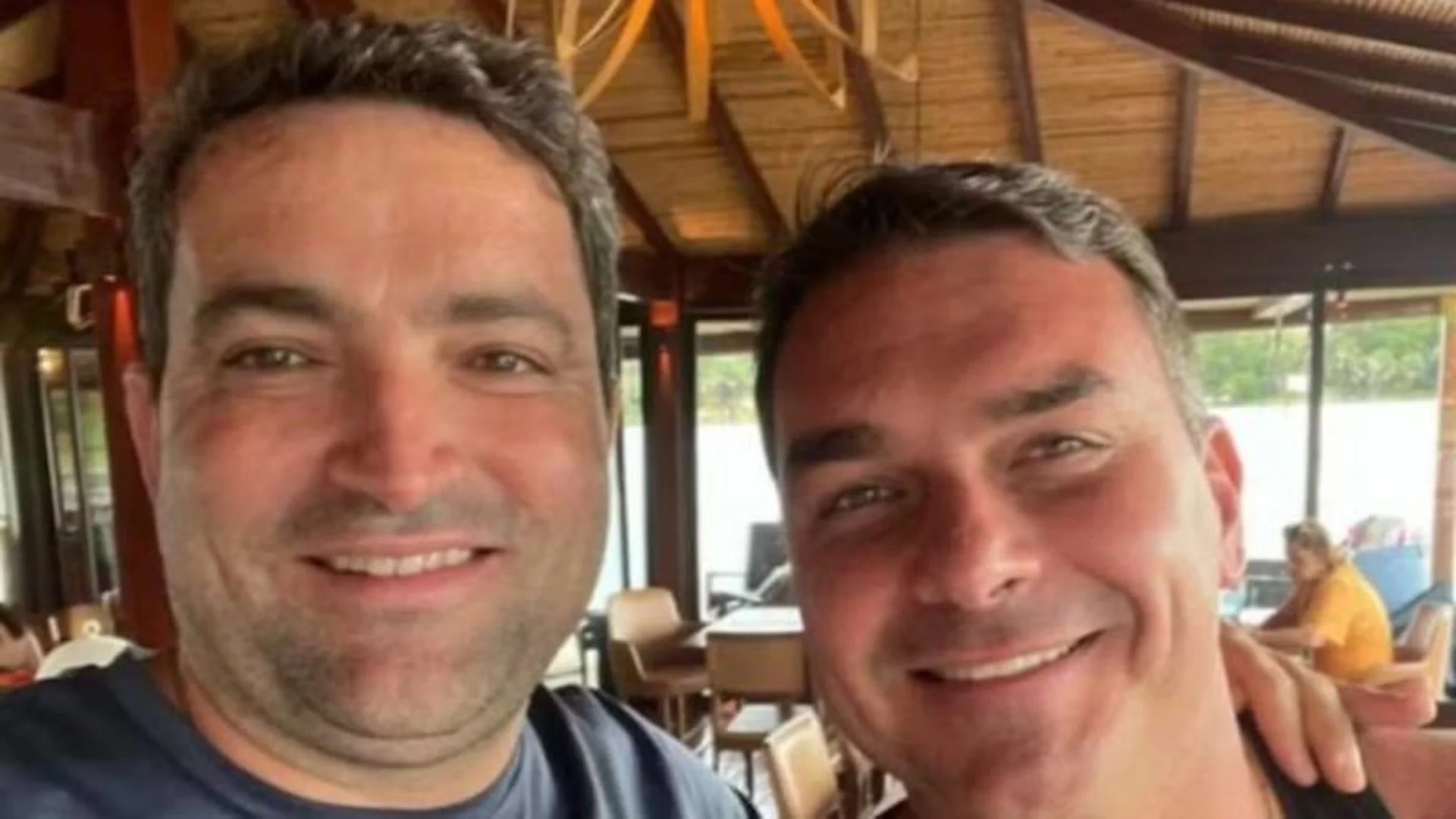 Voo de Flávio Bolsonaro Exclui Daniel Vorcaro de Responsabilidade