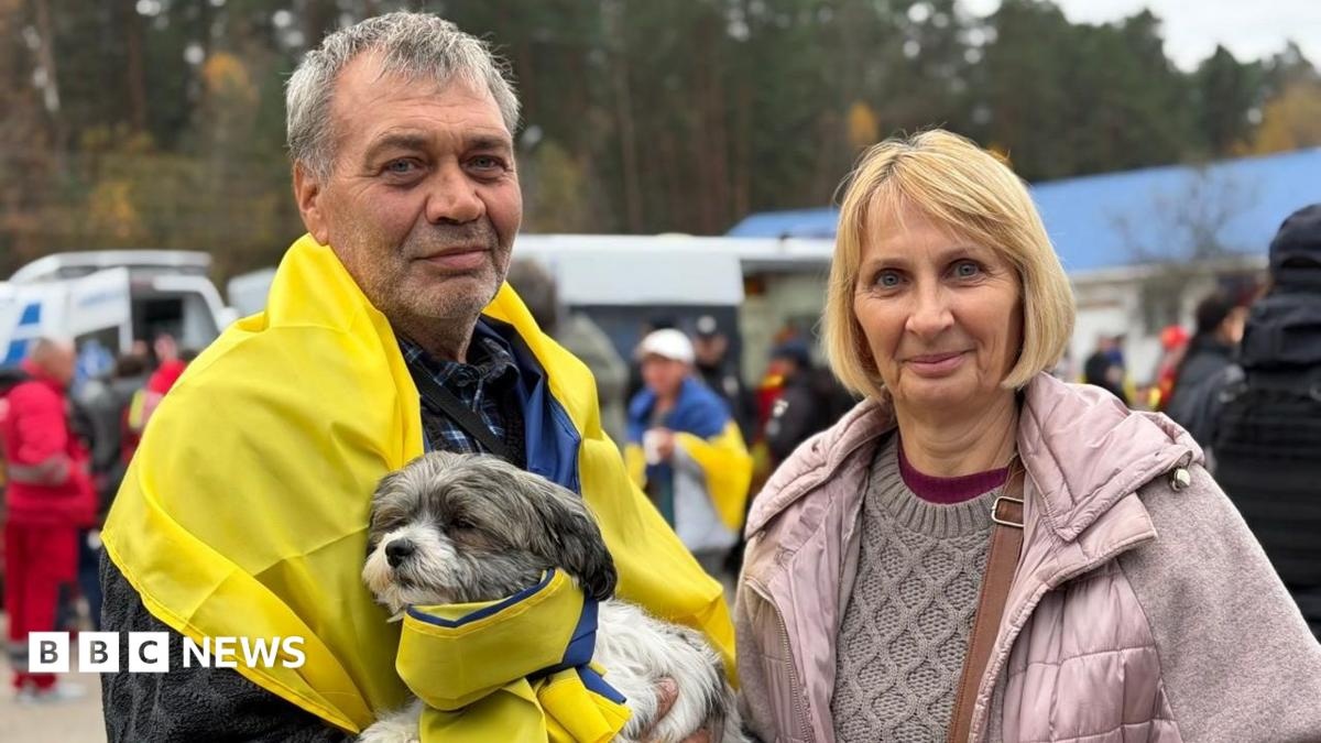 ‘Voltámos do inferno’, dizem ucranianos depois de anos na cidade da linha da frente ocupada pela Rússia