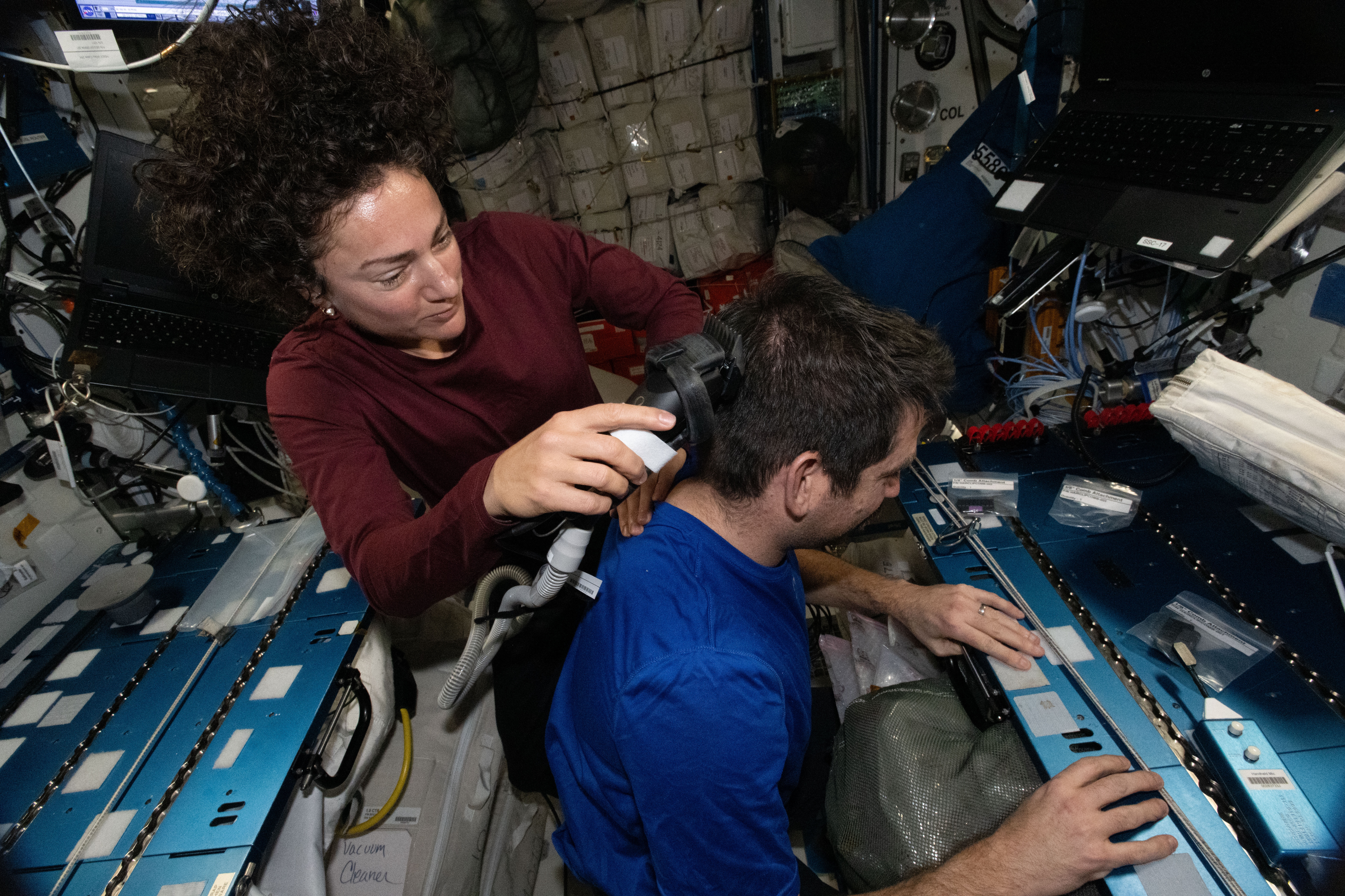 A Engenharia da Vida Diária: Por Que um Corte de Cabelo na ISS é Mais que Higiene Pessoal